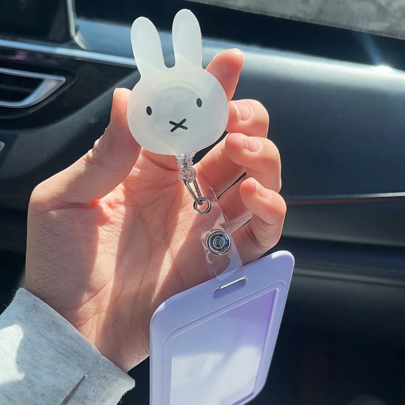Kawaii Tech Accessories - Porta-Crachá Retrátil Kawaii Miffy com Desenho
